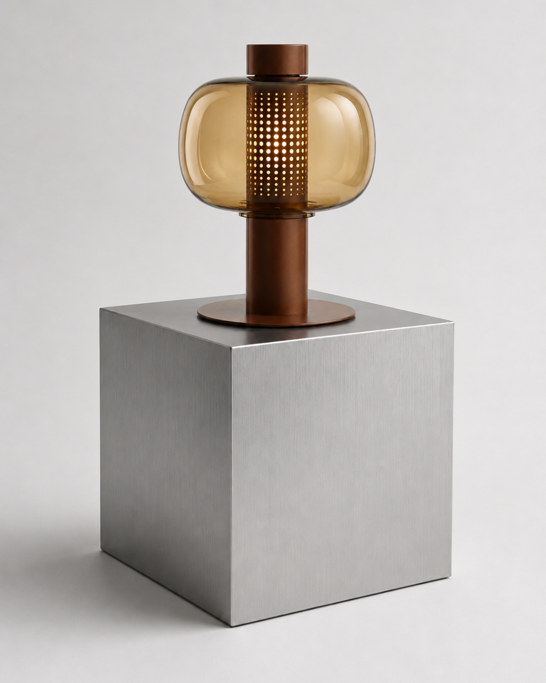 Lampe à poser verre globulaire : corps métal et abat-jour teinté