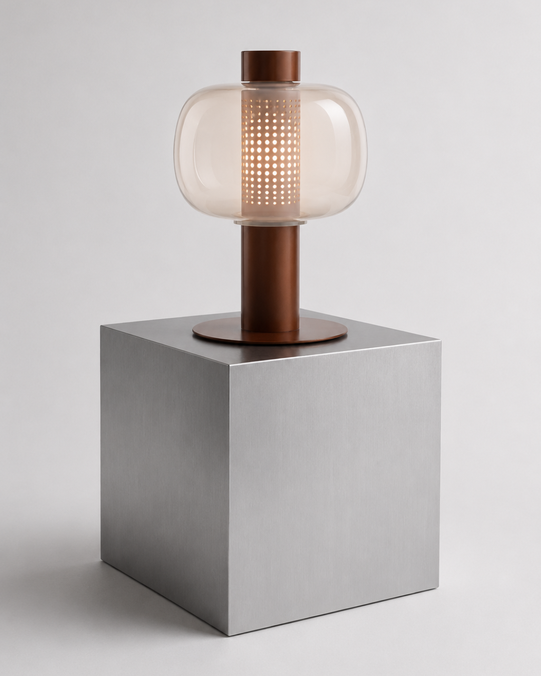 Lampe à poser verre globulaire : corps métal et abat-jour teinté