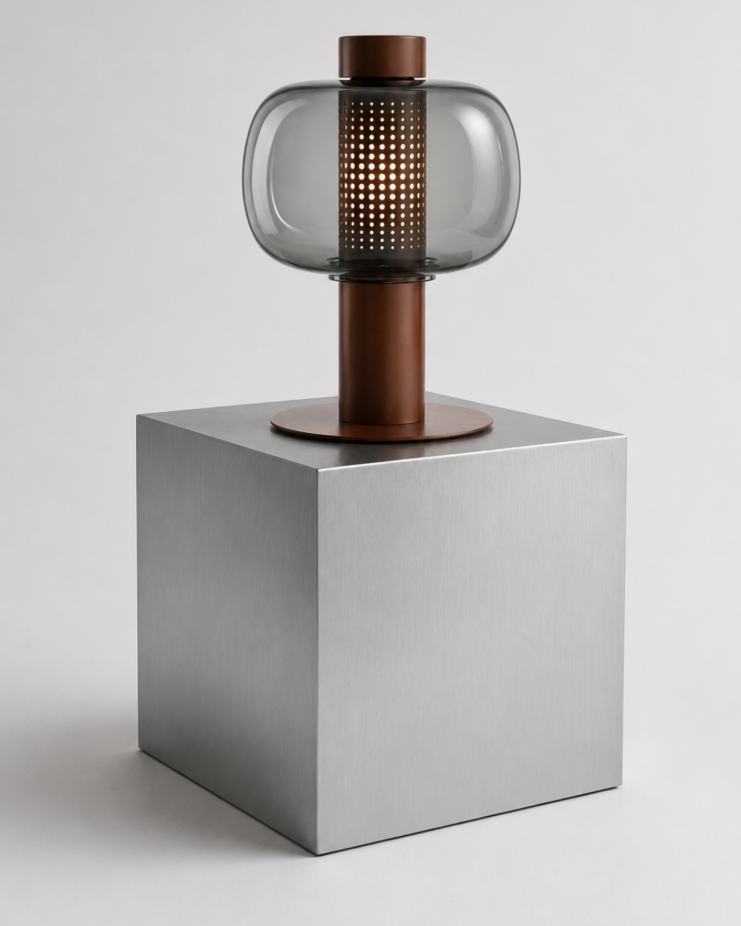 Lampe à poser verre globulaire : corps métal et abat-jour teinté