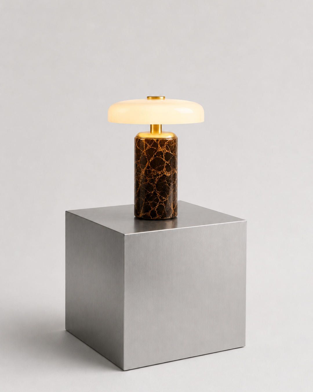 Lampe à poser champignon compact : marbre brun et abat-jour acrylique