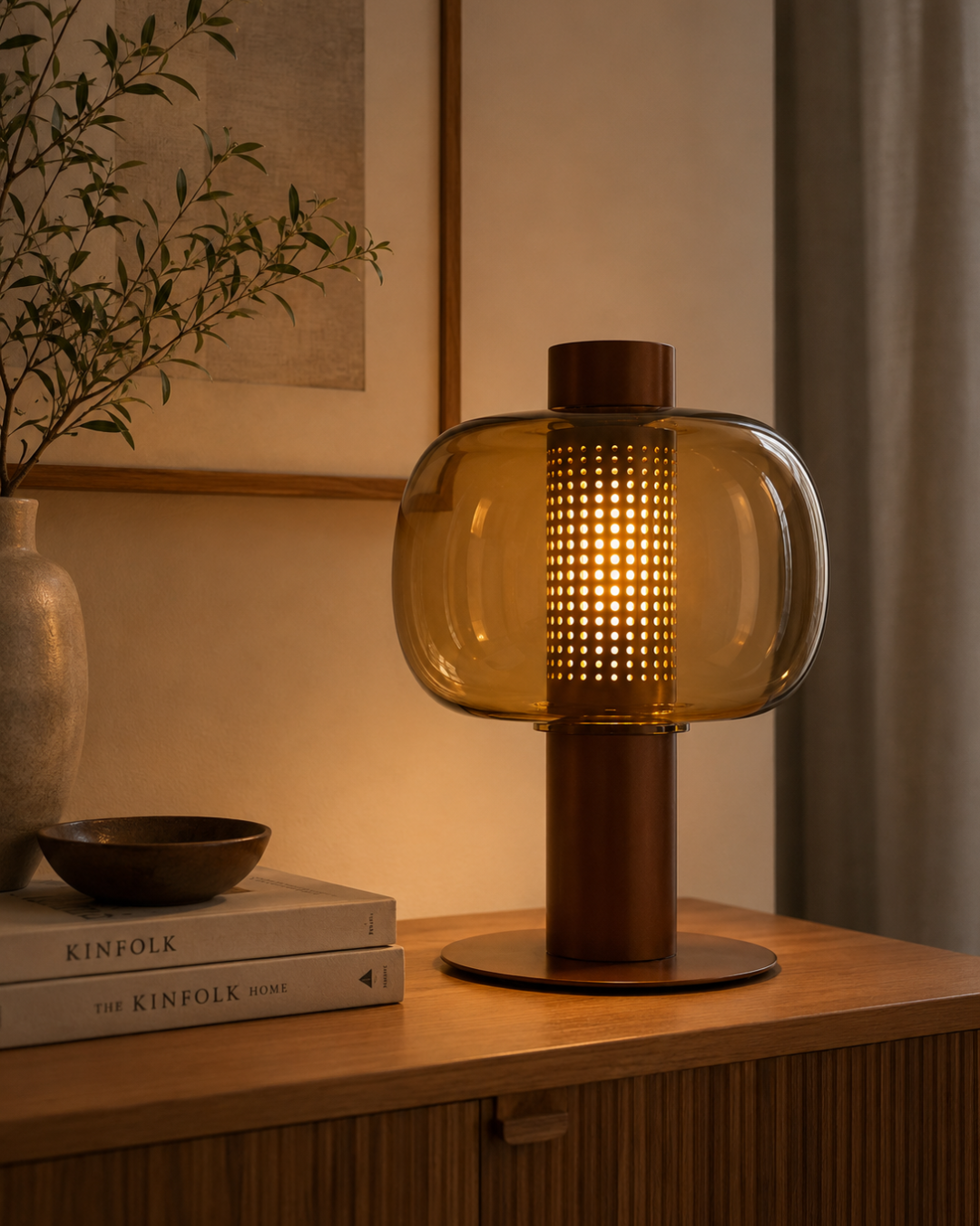 Lampe à poser verre globulaire : corps métal et abat-jour teinté