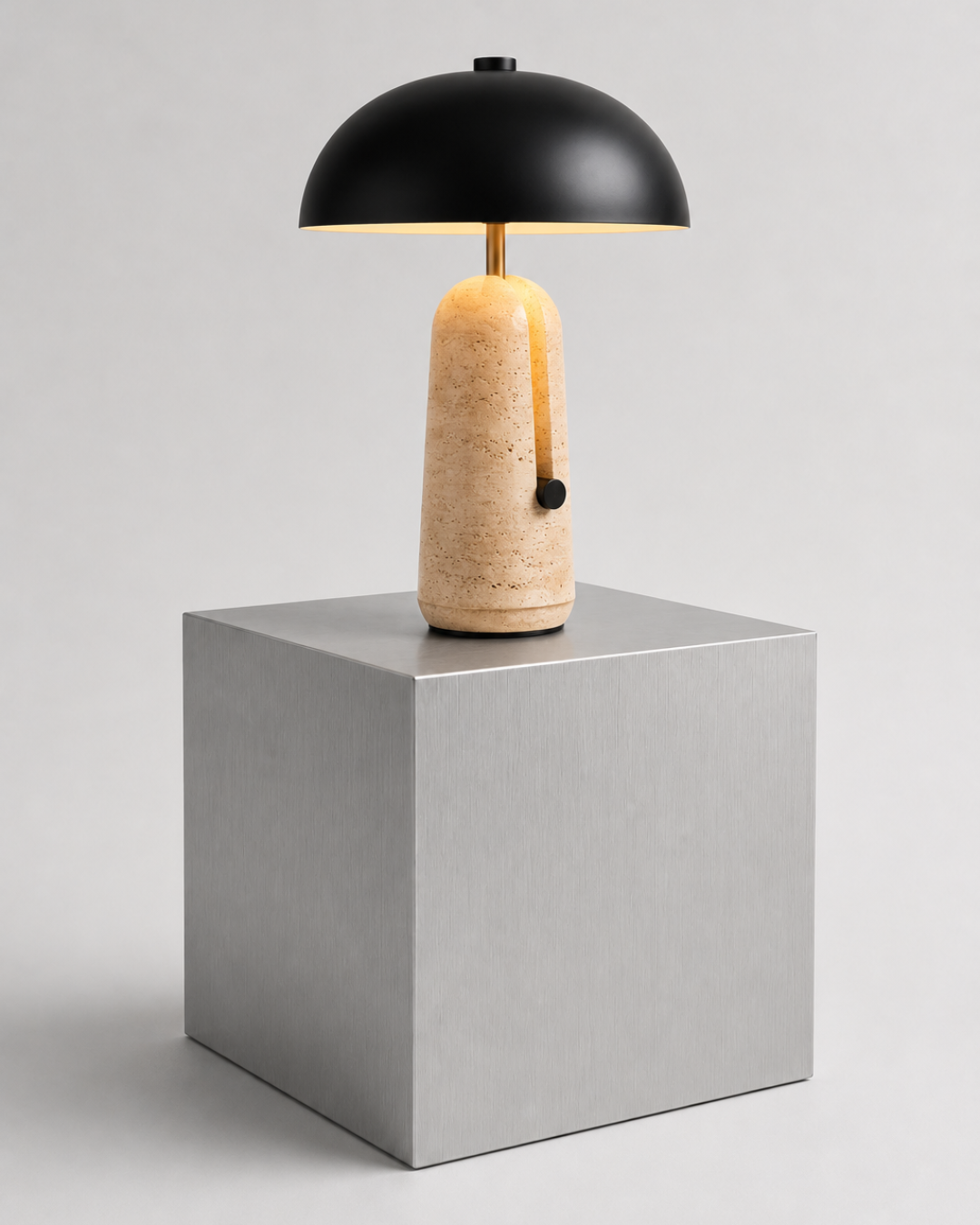 Lampe à poser : travertin et abat-jour hémisphérique noir