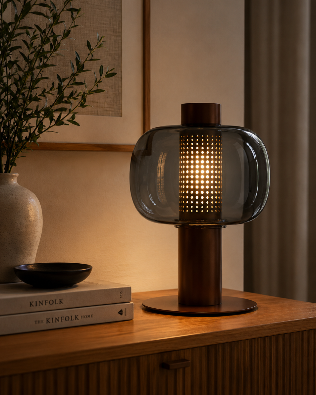Lampe à poser verre globulaire : corps métal et abat-jour teinté