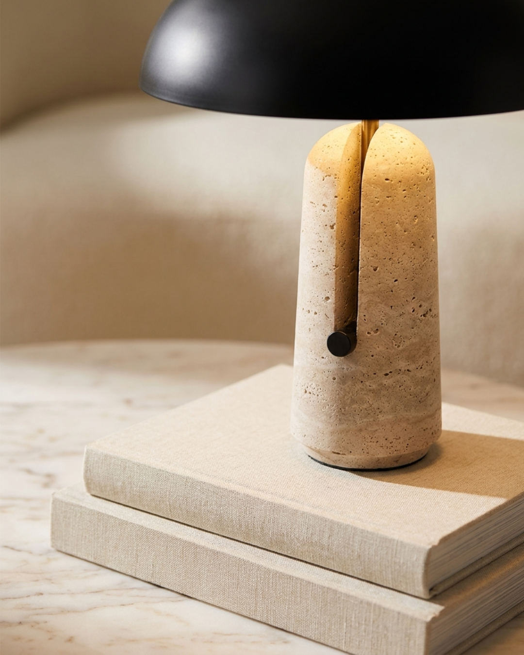 Lampe à poser : travertin et abat-jour hémisphérique noir