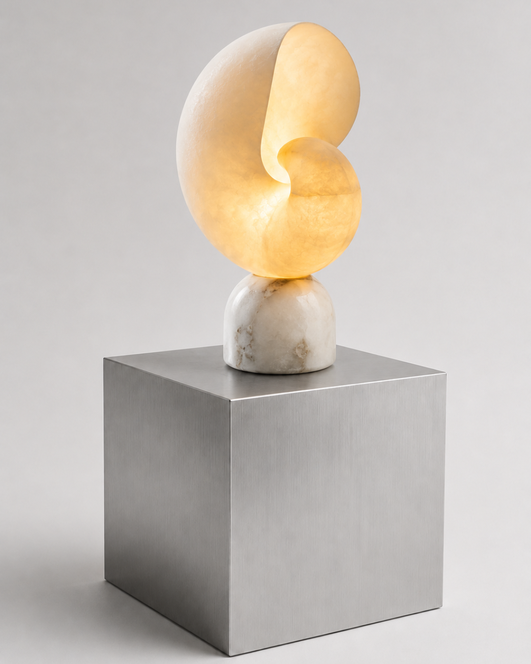 Lampe à poser coquille : marbre et fibre de verre translucide