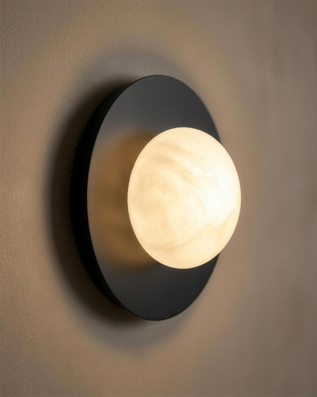 Applique murale ronde : pierre cloudstone neige et acier noir brossé