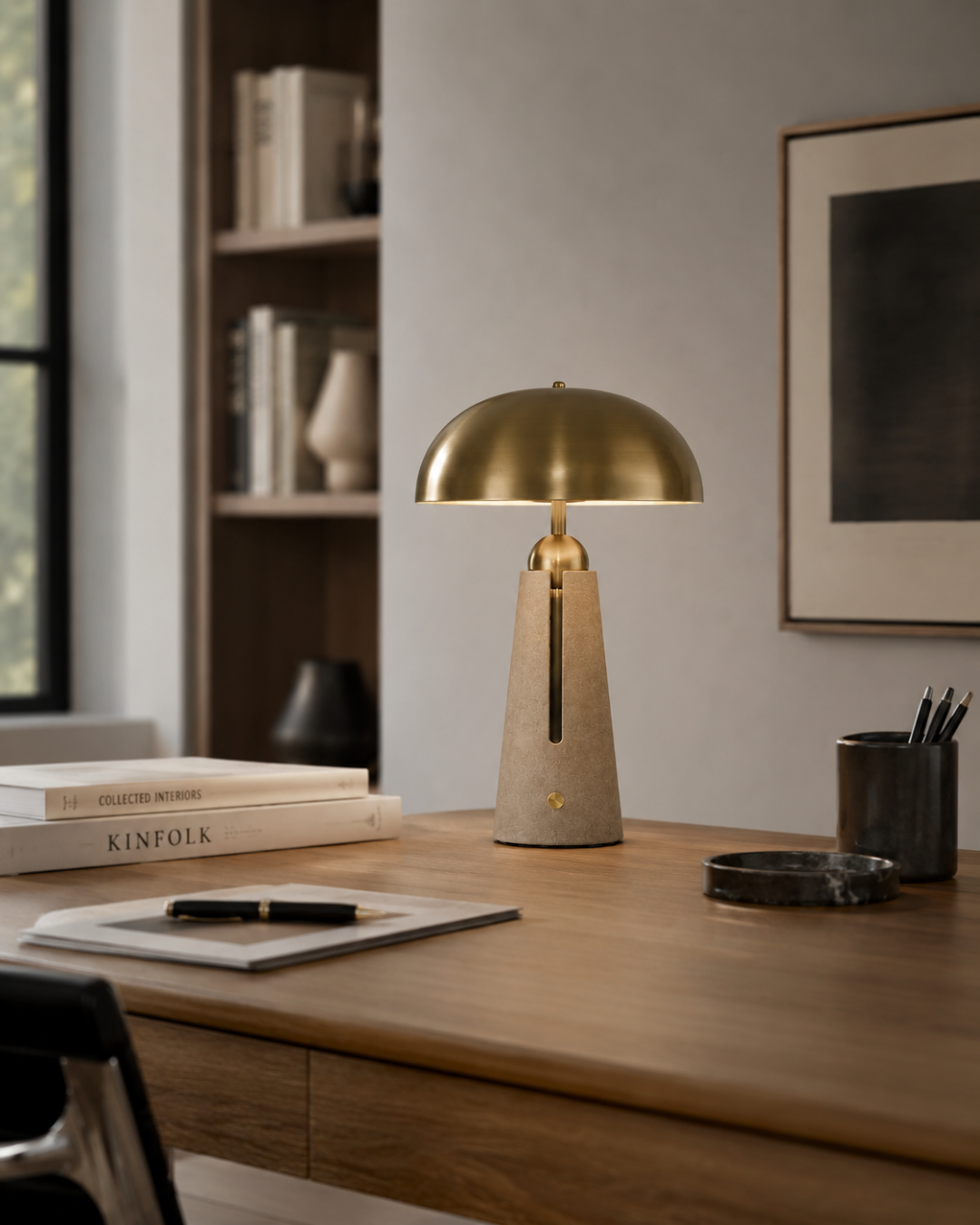 Lampe à poser champignon : fût béton et abat-jour doré brossé