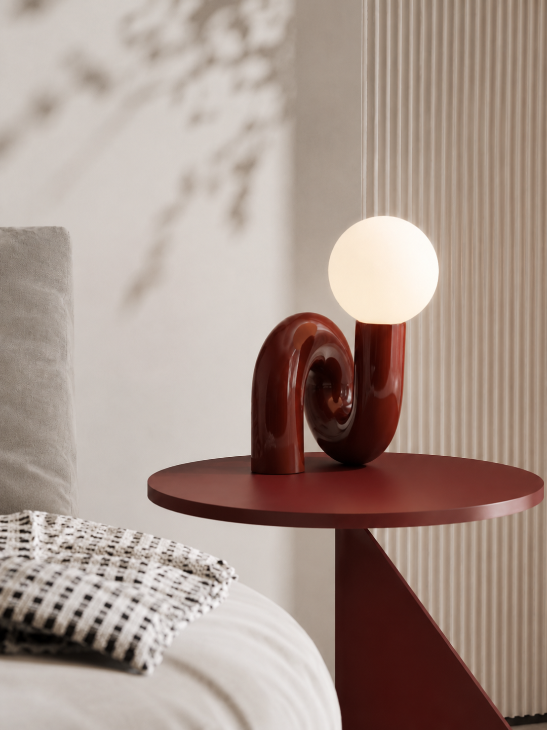 Lampe de table sculpturale en résine : Globe LED intégré