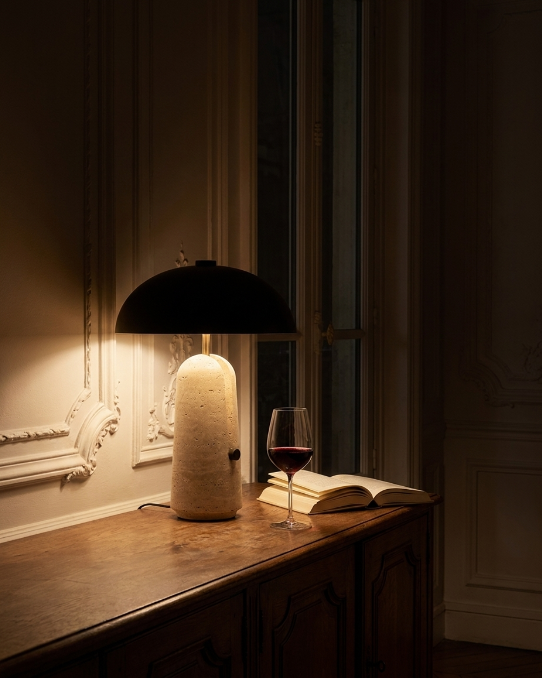 Lampe à poser : travertin et abat-jour hémisphérique noir
