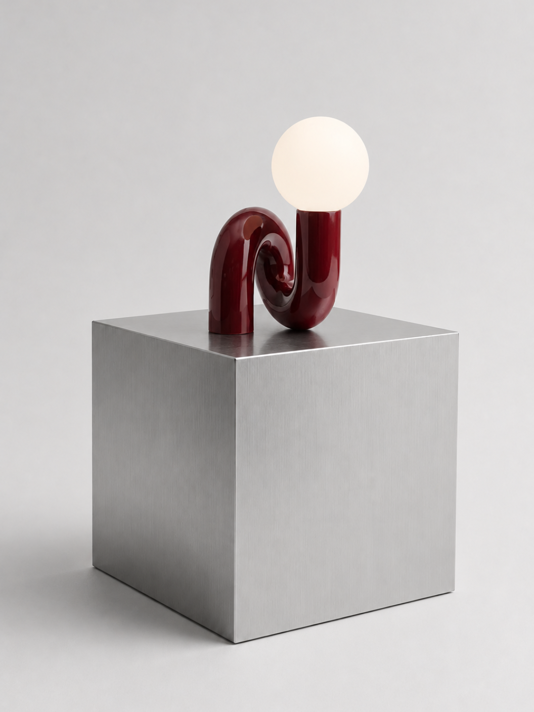 Lampe de table sculpturale en résine : Globe LED intégré