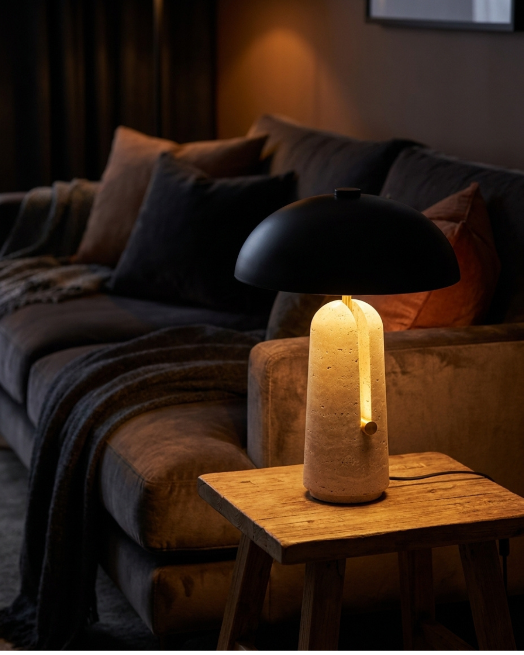 Lampe à poser : travertin et abat-jour hémisphérique noir
