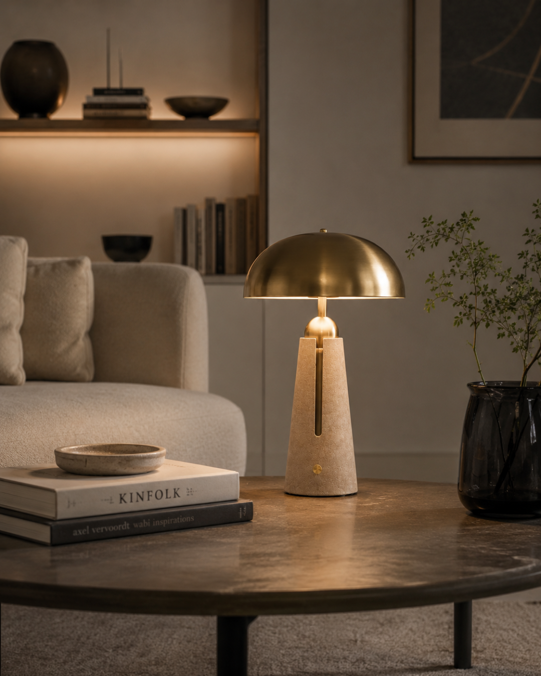 Lampe à poser champignon : fût béton et abat-jour doré brossé