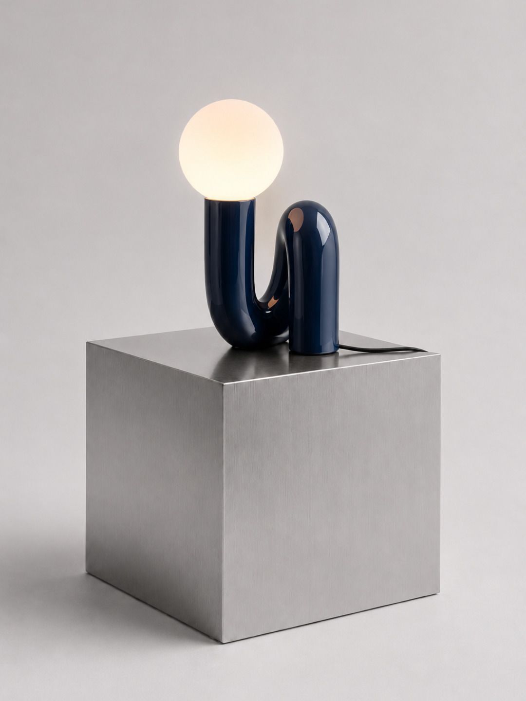 Lampe de table sculpturale en résine : Globe LED intégré