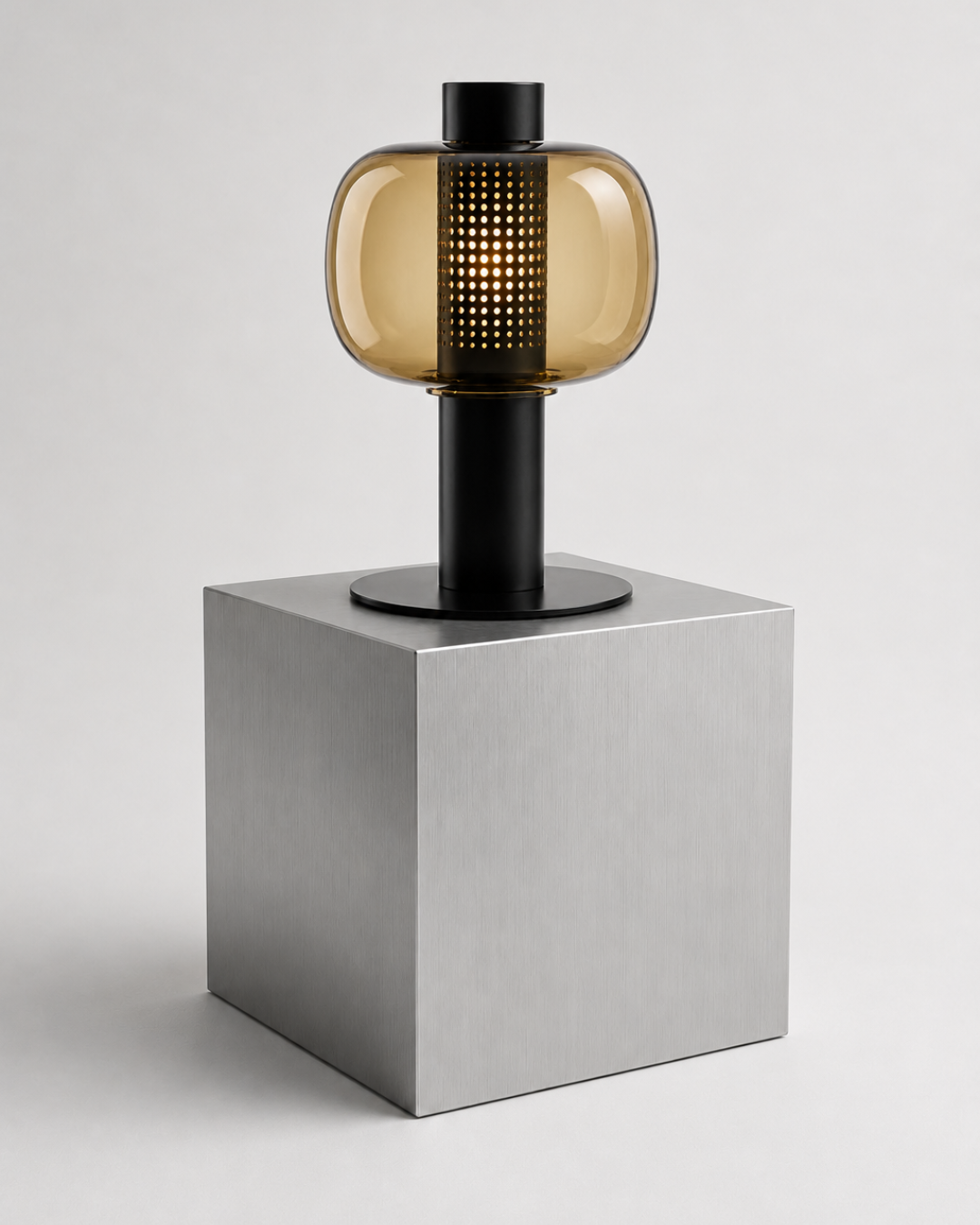 Lampe à poser verre globulaire : corps métal et abat-jour teinté