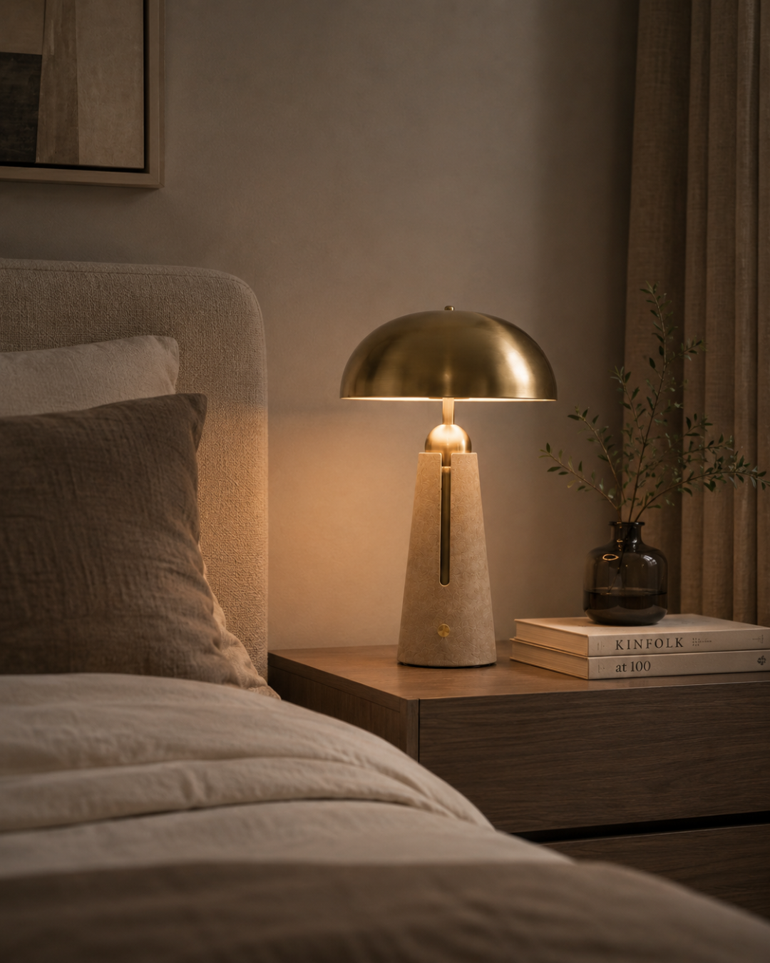 Lampe à poser champignon : fût béton et abat-jour doré brossé