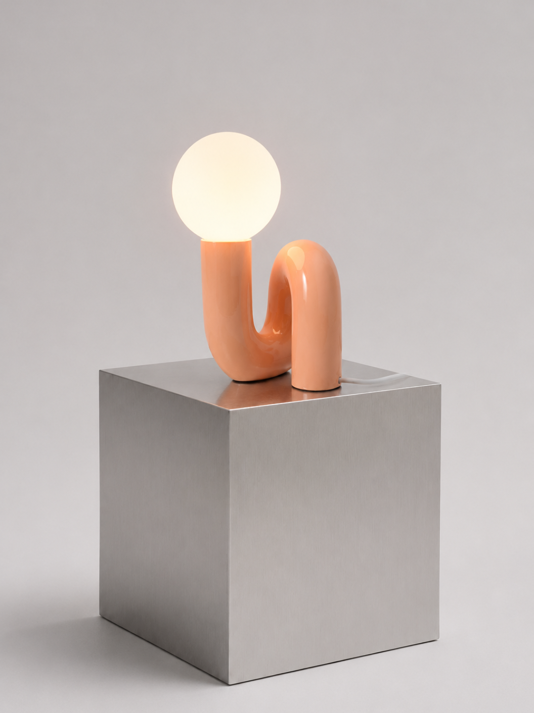Lampe de table sculpturale en résine : Globe LED intégré