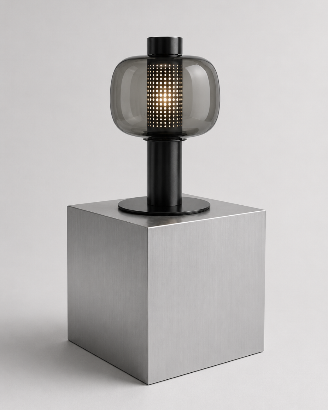 Lampe à poser verre globulaire : corps métal et abat-jour teinté