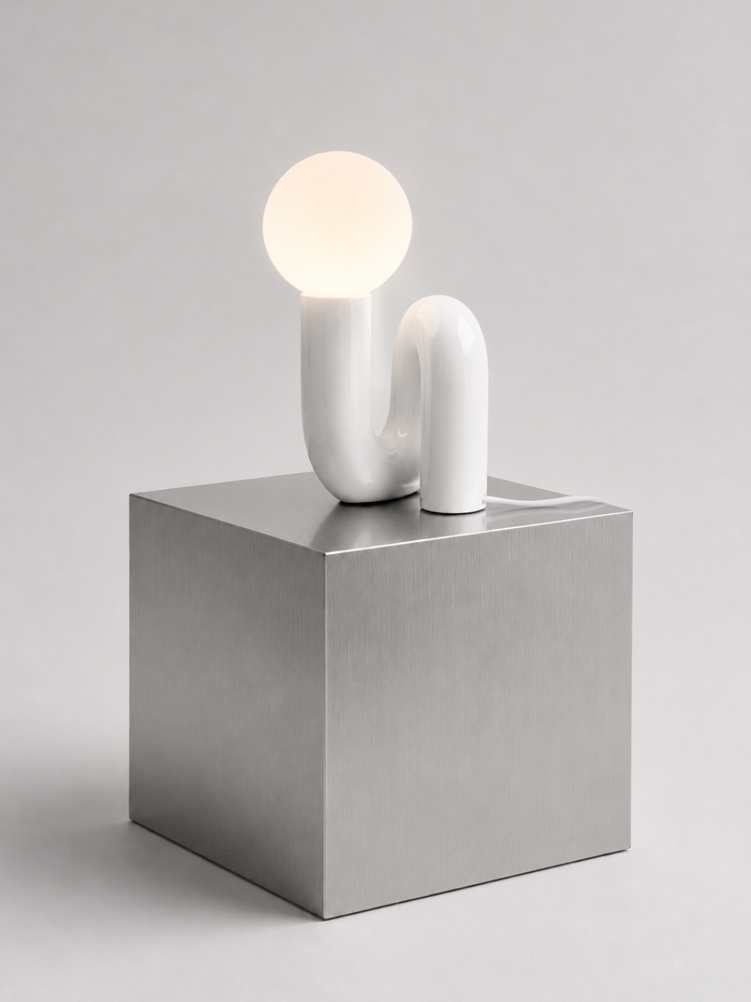 Lampe de table sculpturale en résine : Globe LED intégré