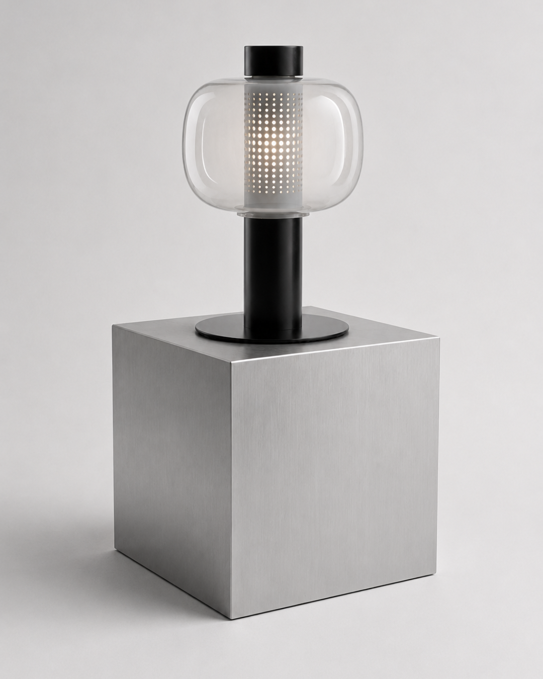 Lampe à poser verre globulaire : corps métal et abat-jour teinté