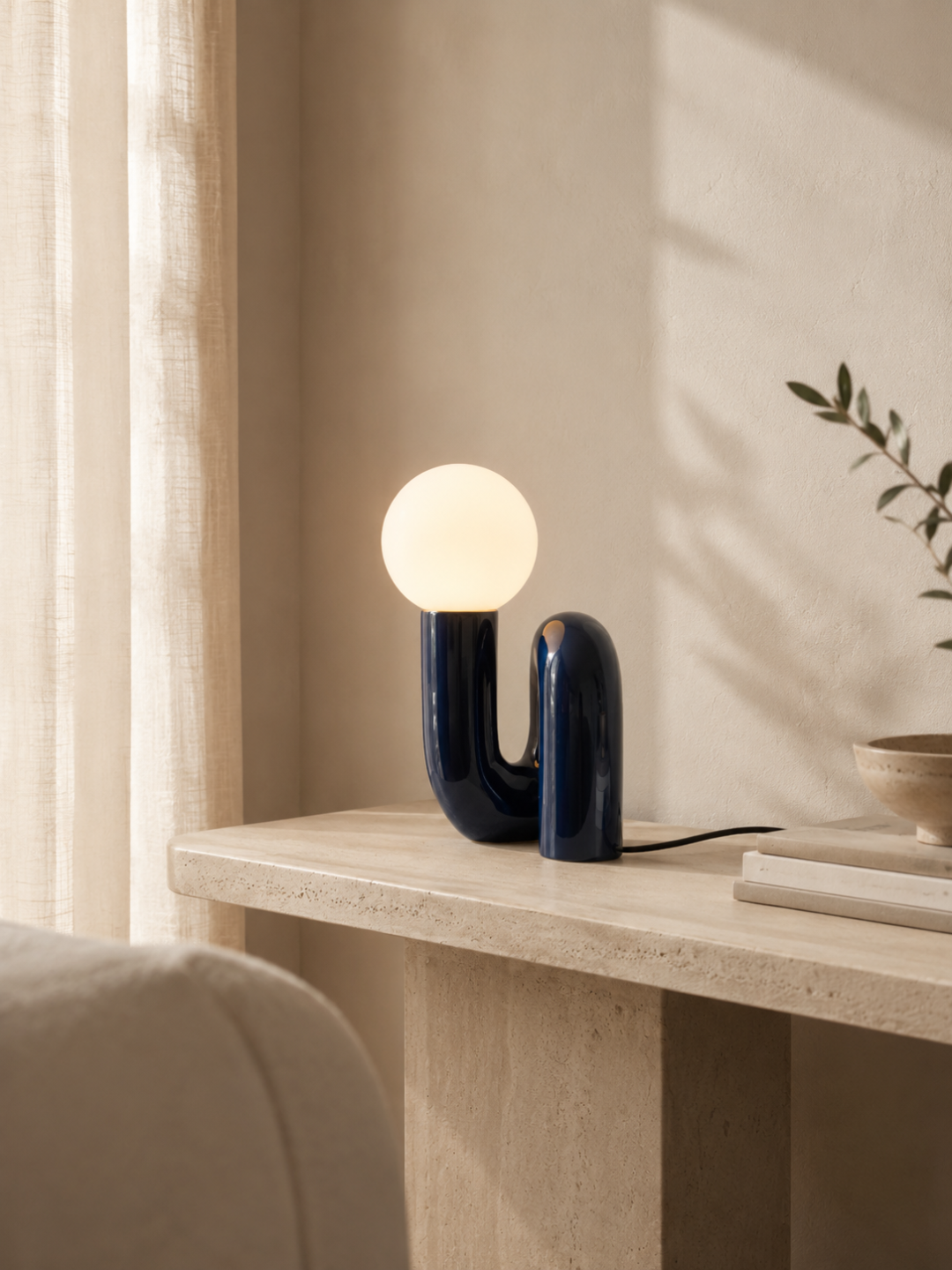 Lampe de table sculpturale en résine : Globe LED intégré