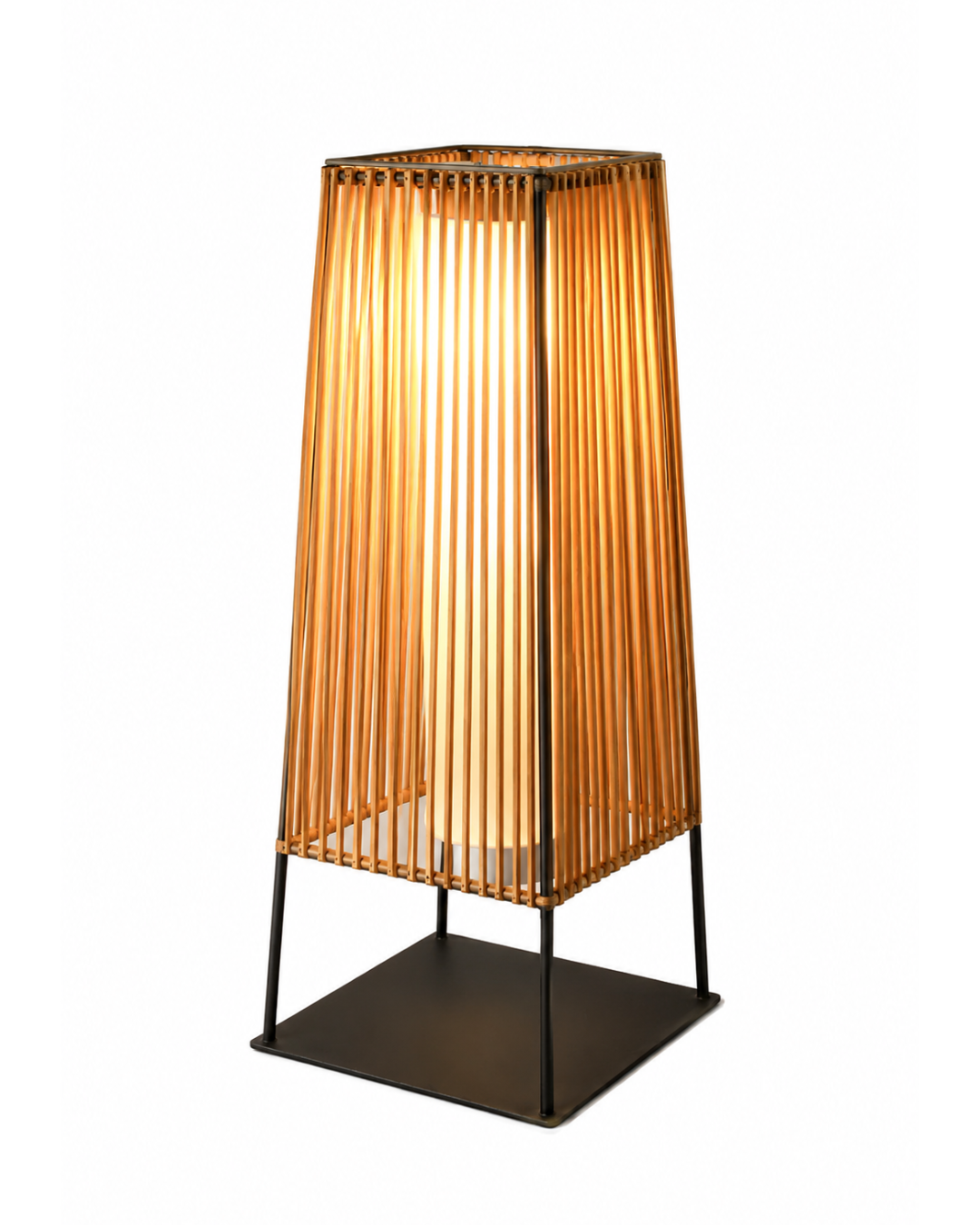 Lampe de jardin pyramidale : rotin synthétique et acier IP65